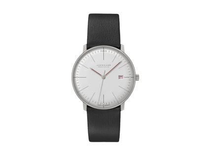 Junghans Max Bill MEGA Solar Bauhaus Funkuhr Titan 38mm weißes Zifferblatt schwarzes Lederband – Herrenuhren Uhr mit Datum aus Edelstahl, Leder und Titan. Das Gehäuse ist rund und silber. Das Lederarmband ist schwarz. Das Zifferblatt ist ein Index in weiß.
