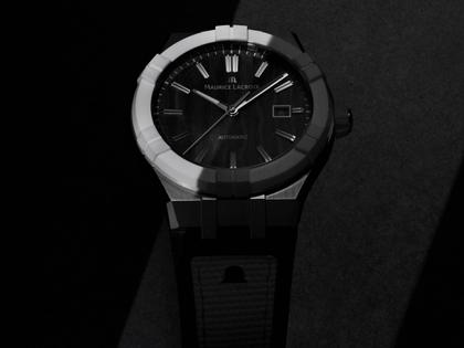 Maurice Lacroix AIKON-IC Automatik Edelstahl 43mm Carbon-Zifferblatt schwarzes Kautschukband – Herrenuhren Uhr mit Datum aus Carbon, Edelstahl, Kautschuk, Keramik und Leder. Das Gehäuse ist rund und silber. Das Kautschuk / Kunststoff / Silikon Armband ist schwarz. Das Zifferblatt ist ein Index in schwarz. – Ansicht 3