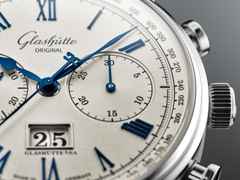 Glashütte Original Senator Chronograph Automatik Edelstahl 41mm weißes Zifferblatt Metallband – Herrenuhren Chronograph aus Edelstahl. Das Gehäuse ist rund und silber. Das Edelstahlarmband ist silber. Das Zifferblatt ist römisch Index und silber. – Ansicht 3