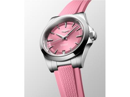 Longines Conquest Automatik Edelstahl 34mm rosafarbenes Zifferblatt rosafarbenes Kautschukband – Damenuhren Uhr mit Datum aus Edelstahl und Kautschuk. Das Gehäuse ist rund und silber. Das Kautschuk / Kunststoff / Silikon Armband ist rosa. Das Zifferblatt ist ein Index in rosa. – Ansicht 2