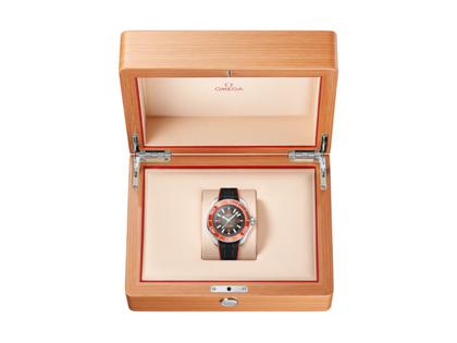 Omega Seamaster Planet Ocean 6000M Ultra Deep Automatik Edelstahl 45,5mm oranges Zifferblatt Kautschukband – Herrenuhren Uhr ohne Datum aus Edelstahl, Keramik und Titan. Das Gehäuse ist rund und silber. Das Kautschuk / Kunststoff / Silikon Armband ist schwarz. Das Zifferblatt ist arabisch Index und grau. – Ansicht 3