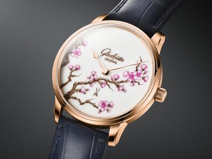Glashütte Original Senator Meissen Cherry Blossom Automatik Roségold 40mm weißes Porzellan-Zifferblatt blaues Lederband – Herrenuhren Uhr ohne Datum aus 750 Rotgold und Leder. Das Gehäuse ist rund und roségold. Das Lederarmband Kroko / Alligator ist blau. Das Zifferblatt ist ohne Zeichen und weiß. – Ansicht 5