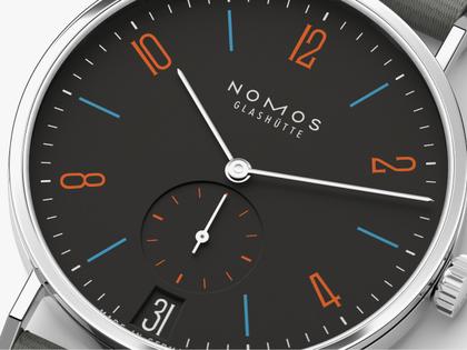 Nomos Glashütte Tangente 38 Datum "175 Years Watchmaking - Dunkelbunt" Handaufzug Edelstahl schwarzes Zifferblatt graues Textilband Glasboden – Herrenuhren Uhr mit Datum aus Edelstahl. Das Gehäuse ist rund und silber. Das Textilarmband ist grau. Das Zifferblatt ist arabisch Index und schwarz. – Ansicht 4