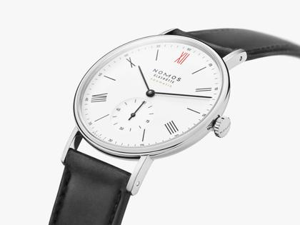 Nomos Glashütte Ludwig 39 Neomatik "Ärzte ohne Grenzen" Limited Edition Automatik Edelstahl 39mm weißes Zifferblatt schwarzes Lederband – Herrenuhren Uhr ohne Datum aus Edelstahl. Das Gehäuse ist rund und silber. Das Lederarmband ist schwarz. Das Zifferblatt ist römisch Index und weiß. – Ansicht 2