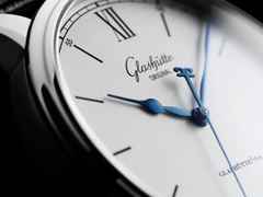 Glashütte Original Senator Excellence Automatik Edelstahl 40mm weißes ZIfferblatt schwarzes Lederband – Herrenuhren Uhr ohne Datum aus Edelstahl. Das Gehäuse ist rund und silber. Das Lederarmband Kroko / Alligator ist schwarz. Das Zifferblatt ist römisch Index und silber. – Ansicht 3