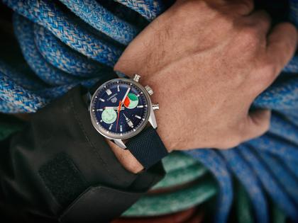 TAG Heuer Carrera Chronograph Skipper Automatik Edelstahl 39mm blaues Zifferblatt blaues Textilband – Herrenuhren Chronograph aus Edelstahl und Leder. Das Gehäuse ist rund und silber. Das Textilarmband ist blau. Das Zifferblatt ist ein Index in blau. – Ansicht 3