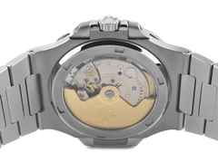 Juwelier Roller Patek Philippe Nautilus Automatik Edelstahl 40mm Metallband 5711/1A-010 Full Set mit Garantie Occasion Refurbished – Herrenuhren Uhr mit Datum aus Edelstahl. Das Gehäuse ist quadratisch und silber. Das Edelstahlarmband ist silber. Das Zifferblatt ist ein Index in blau. – Ansicht 2