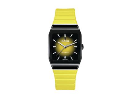 Damenuhren Uhr mit Datum aus Edelstahl, Kautschuk, Keramik und PVD beschichtet. Das Gehäuse ist rechteckig und schwarz. Das Kautschuk / Kunststoff / Silikon Armband ist gelb. Das Zifferblatt ist ein Index in gelb.