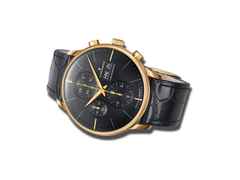 Junghans Meister Chronoscope Automatik Gelbgold 40mm schwarzes Zifferblatt schwarzes Lederband – Herrenuhren Chronograph aus 750 Gelbgold. Das Gehäuse ist rund und gelbgold. Das Lederarmband ist schwarz. Das Zifferblatt ist ein Index in schwarz. – Ansicht 2