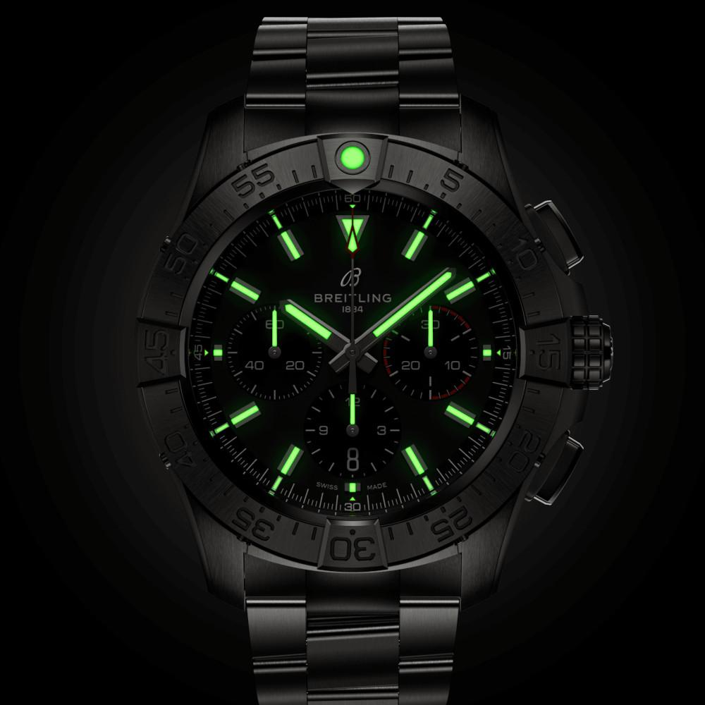 Breitling Avenger B01 Chronograph 44 Automatik Edelstahl schwarzes Zifferblatt Metallband – Herrenuhren Chronograph aus Edelstahl. Das Gehäuse ist rund und silber. Das Edelstahlarmband ist silber. Das Zifferblatt ist ein Index in schwarz. – Ansicht 6