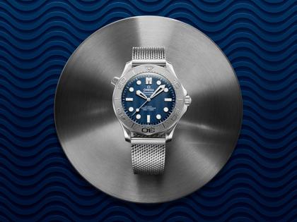 Omega Seamaster Diver 300M  Automatik Edelstahl 42mm James Bond Edition blaues Zifferblatt Metallband – Herrenuhren Uhr ohne Datum aus Edelstahl und Keramik. Das Gehäuse ist rund und silber. Das Edelstahlarmband ist silber. Das Zifferblatt ist ein Index in blau. – Ansicht 5