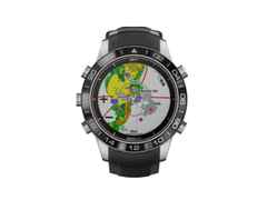 Garmin MARQ Aviator digital  Performance Edition schwarzes Silikonband – Herrenuhren Uhr Multifunktion aus Titan. Das Gehäuse ist rund und grau. Das Kautschuk / Kunststoff / Silikon Armband ist schwarz. Das Zifferblatt ist digital und schwarz.