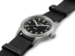 Hamilton Khaki Field Quartz Edelstahl 33mm schwarzes Zifferblatt schwarzes NATO-Textilband – Damenuhren Uhr ohne Datum aus Edelstahl. Das Gehäuse ist rund und grau. Das Textilarmband ist schwarz. Das Zifferblatt ist ein Index in schwarz. – Ansicht 2