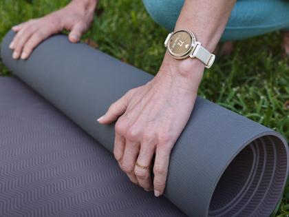 Garmin Lily 2 Smartwatch Aluminium eloxiert 35mm fliederfarbenes Display fliederfarbenes Silikonband – Damenuhren Uhr Multifunktion aus eloxiertes Aluminium, Kunststoff und Polyamid. Das Gehäuse ist rund und lila. Das Kautschuk / Kunststoff / Silikon Armband ist lila. Das Zifferblatt ist digital und lila. – Ansicht 8