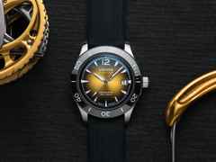 Union Glashütte Noramis Datum Sport Automatik Edelstahl 42mm gelb-schwarzes Zifferblatt schwarzes Textilband – Herrenuhren Uhr mit Datum aus Edelstahl und Keramik. Das Gehäuse ist rund und silber. Das Kautschuk / Kunststoff / Silikon Armband ist schwarz. Das Zifferblatt ist arabisch Index und gelb. – Ansicht 2