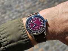 Oris Big Crown Pointer Date X Cervo Volante Automatik Edelstahl 40mm burgunderrotes Zifferblatt braunes Lederband – Herrenuhren Uhr mit Datum aus Edelstahl und Leder. Das Gehäuse ist rund und silber. Das Lederarmband ist braun. Das Zifferblatt ist arabisch und rot. – Ansicht 4