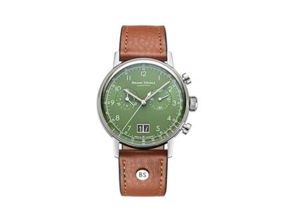 Bruno Söhnle Glashütte Bergamo Chronograph Quarz Edelstahl 38,5mm grünes Zifferblatt cognacbraunes Lederband – Herrenuhren Chronograph aus Edelstahl. Das Gehäuse ist rund und silber. Das Lederarmband ist braun. Das Zifferblatt ist arabisch Index und grün.