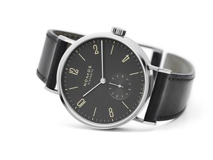 Nomos Glashütte Tangomat Ruthenium Automatik Edelstahl 38mm schwarzes Zifferblatt schwarzes Lederband – Herrenuhren Uhr ohne Datum aus Edelstahl. Das Gehäuse ist rund und silber. Das Lederarmband ist schwarz. Das Zifferblatt ist arabisch Index und grau. – Ansicht 4