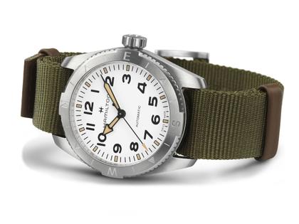 Hamilton Khaki Field Expedition Automatik Edelstahl 41mm weißes Zifferblatt olivgrünes Textilband – Herrenuhren Uhr ohne Datum aus Edelstahl. Das Gehäuse ist rund und silber. Das Textilarmband ist grün. Das Zifferblatt ist ein Index in weiß. – Ansicht 2