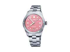 Oris Divers Sixty-Five Cotton Candy Automatik Edelstahl 38mm pinkes Zifferblatt Metallband – Damenuhren Uhr mit Datum aus Edelstahl. Das Gehäuse ist rund und silber. Das Edelstahlarmband ist silber. Das Zifferblatt ist ein Index in rosa.