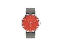 Nomos Glashütte Tangente 38 Datum "175 Years Watchmaking - Rambazamba" Handaufzug Edelstahl rotes Zifferblatt graues Textilband Glasboden – Herrenuhren Uhr mit Datum aus Edelstahl. Das Gehäuse ist rund und silber. Das Textilarmband ist grau. Das Zifferblatt ist arabisch Index und rot.