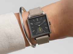 Nomos Glashütte Tetra Origins Basalt Handaufzug Edelstahl 29,5mm schwarzes Zifferblatt graues Lederband Stahlboden – Damenuhren Uhr ohne Datum aus Edelstahl und Leder. Das Gehäuse ist quadratisch und silber. Das Lederarmband ist grau. Das Zifferblatt ist arabisch Index und schwarz. – Ansicht 8