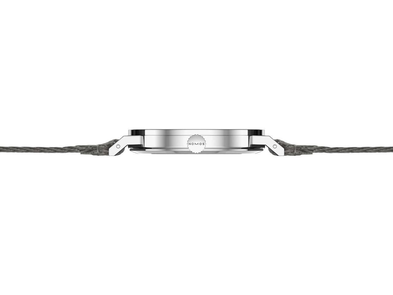 Nomos Glashütte Tangente 38 Datum "175 Years Watchmaking - Mauvegrün" Handaufzug Edelstahl violettes Zifferblatt graues Textilband Glasboden – Herrenuhren Uhr mit Datum aus Edelstahl. Das Gehäuse ist rund und silber. Das Textilarmband ist grau. Das Zifferblatt ist arabisch Index und lila. – Ansicht 3