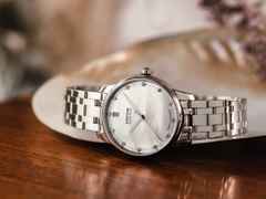Union Glashütte Seris  Datum Damenuhr weißes Perlmuttzifferblatt und Brillanten Edelstahlband – Damenuhren Uhr mit Datum aus Edelstahl und Leder. Das Gehäuse ist rund und silber. Das Edelstahlarmband ist silber. Das Zifferblatt ist ein Index in weiß. – Ansicht 3