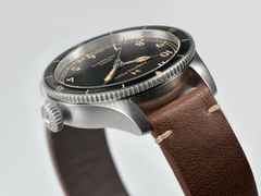 Hamilton Khaki Aviation Pilot Pioneer Automatik Edelstahl 38mm schwarzes Zifferblatt braunes Lederband – Herrenuhren Uhr ohne Datum aus Edelstahl und Leder. Das Gehäuse ist rund und silber. Das Lederarmband ist braun. Das Zifferblatt ist arabisch und schwarz. – Ansicht 4