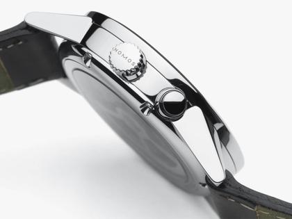 Nomos Glashütte Zürich Weltzeit Nachtblau Automatik Edelstahl 40mm weißes Zifferblatt schwarzes Lederband – Herrenuhren Uhr ohne Datum aus Edelstahl und Leder. Das Gehäuse ist rund und silber. Das Lederarmband ist schwarz. Das Zifferblatt ist ein Index in blau. – Ansicht 3