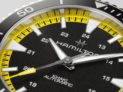 Hamilton Khaki Navy Scuba Auto Edelstahl 40mm schwarzes Zifferblatt gelbes Kautschukband – Herrenuhren Uhr mit Datum aus Edelstahl und Kautschuk. Das Gehäuse ist rund und silber. Das Kautschuk / Kunststoff / Silikon Armband ist gelb. Das Zifferblatt ist arabisch Index und schwarz. – Ansicht 4