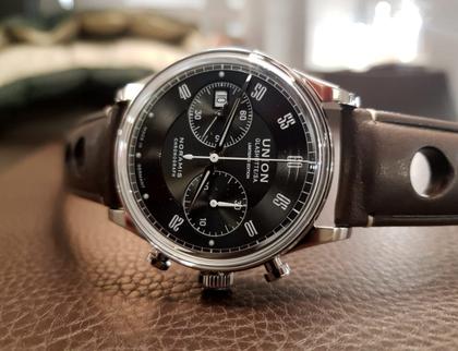 Union Glashütte Noramis Chronograph Sachsen Classic 2022 Limited Edition Automatik Edelstahl 42mm graues Zifferblatt braunes Lederband – Herrenuhren Chronograph aus Edelstahl. Das Gehäuse ist rund und silber. Das Lederarmband ist braun. Das Zifferblatt ist arabisch Index und grau. – Ansicht 9