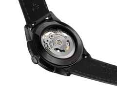 Tissot Chemin des Tourelles Squelette Powermatic 80 Automatik Edelstahl PVD-Schwarz 39mm skelettiertes Zifferblatt schwarzes Lederband – Herrenuhren Uhr ohne Datum aus Edelstahl und PVD beschichtet. Das Gehäuse ist rund und schwarz. Das Lederarmband ist schwarz. Das Zifferblatt ist ein Index in schwarz. – Ansicht 3
