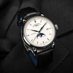 Mühle Glashütte Teutonia IV Mondphase Automatik Edelstahl 41mm weißes Zifferblatt schwarzes Lederband – Herrenuhren Uhr mit Datum aus Edelstahl. Das Gehäuse ist rund und silber. Das Lederarmband ist schwarz. Das Zifferblatt ist ein Index in weiß. – Ansicht 2