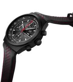 Porsche Design Chronograph 1 - Ennstal Classic 2023 Limited Edition – Herrenuhren Chronograph aus Titan und Titancarbid beschichtet. Das Gehäuse ist rund und schwarz. Das Lederarmband ist schwarz. Das Zifferblatt ist ein Index in schwarz. – Ansicht 4