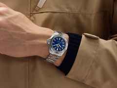 TAG Heuer Aquaracer Professional 200 Solargraph Quarz Edelstahl 40mm blaues Zifferblatt Metallband – Herrenuhren Uhr mit Datum aus Edelstahl. Das Gehäuse ist rund und silber. Das Edelstahlarmband ist silber. Das Zifferblatt ist ein Index in blau. – Ansicht 6