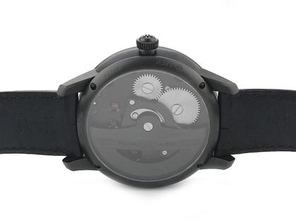 Maurice Lacroix Masterpiece Gravity Limited Edition Automatik Edelstahl 43mm schwarz Lederband MP6118-PVB01-330 Full Set Occasion Neu – Herrenuhren Uhr ohne Datum aus Edelstahl und PVD beschichtet. Das Gehäuse ist rund und schwarz. Das Lederarmband Kroko / Alligator ist schwarz. Das Zifferblatt ist ein Index in schwarz. – Ansicht 2