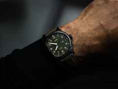 Oris Big Crown ProPilot Day Date TLP Limited Edition Automatik Edelstahl 44mm grünes Zifferblatt grünes Textilband – Herrenuhren Uhr mit Datum aus Edelstahl und PVD beschichtet. Das Gehäuse ist rund und anthrazit. Das Textilarmband ist grün. Das Zifferblatt ist arabisch und grün. – Ansicht 4