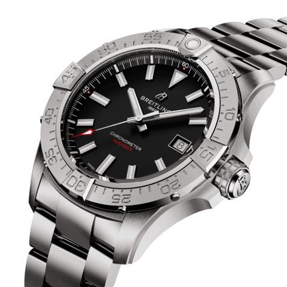 Breitling Avenger Automatik 42 Edelstahl schwarzes Zifferblatt Metallband – Herrenuhren Uhr mit Datum aus Edelstahl. Das Gehäuse ist rund und silber. Das Edelstahlarmband ist silber. Das Zifferblatt ist ein Index in schwarz. – Ansicht 2