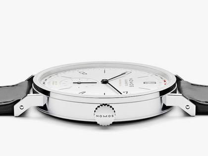 Nomos Glashütte Tangente 41 neomatik Update Automatik Edelstahl 40mm weißes Zifferblatt schwarzes Lederband – Herrenuhren Uhr mit Datum aus Edelstahl. Das Gehäuse ist rund und silber. Das Lederarmband ist schwarz. Das Zifferblatt ist arabisch Index und weiß. – Ansicht 5