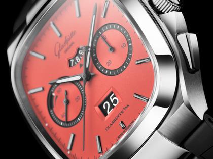 Glashütte Original Seventies Chronograph Panoramadatum Watermelon Automatik Edelstahl 40mm rotes Zifferblatt Metallband limitiert – Herrenuhren Chronograph aus 585 Weißgold und Edelstahl. Das Gehäuse ist quadratisch und silber. Das Edelstahlarmband ist silber. Das Zifferblatt ist ein Index in rot. – Ansicht 4