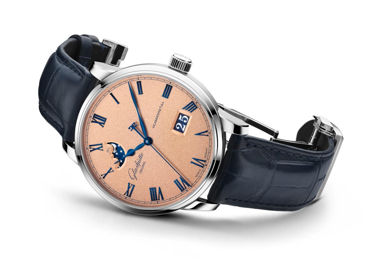 Glashütte Original Senator Excellence Panoramadatum Mondphase Automatik Edelstahl 40mm Frostkupfer Zifferblatt blaues Lederband – Herrenuhren Uhr mit Datum aus Edelstahl und Leder. Das Gehäuse ist rund und silber. Das Lederarmband Kroko / Alligator ist blau. Das Zifferblatt ist römisch und roségold. – Ansicht 2