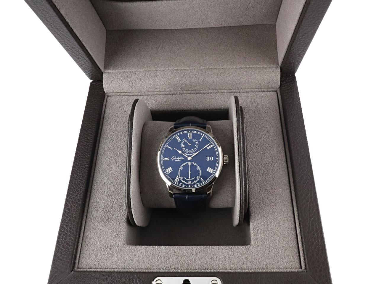 Glashütte Original Senator Chronometer Handaufzug Weißgold blau Lederband 1-58-01-05-34-30 Full Set Occasion New – Herrenuhren Uhr mit Datum aus 750 Weißgold, Edelstahl und Leder. Das Gehäuse ist rund und silber. Das Lederarmband Kroko / Alligator ist blau. Das Zifferblatt ist römisch und blau. – Ansicht 3