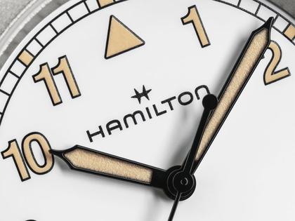 Hamilton Khaki Field Quartz Edelstahl 33mm weißes Zifferblatt grünes NATO-Textilband – Damenuhren Uhr ohne Datum aus Edelstahl. Das Gehäuse ist rund und grau. Das Textilarmband ist grün. Das Zifferblatt ist ein Index in weiß. – Ansicht 4