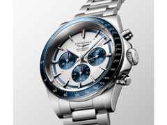 Longines Conquest Chronograph Automatik Edelstahl 42mm weiß-blaues Zifferblatt Metallband – Herrenuhren Chronograph aus Edelstahl und Keramik. Das Gehäuse ist rund und silber. Das Edelstahlarmband ist silber. Das Zifferblatt ist ein Index in weiß. – Ansicht 2