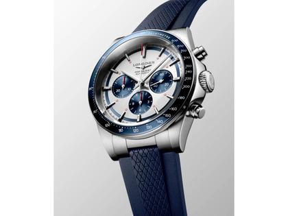 Longines Conquest Chronograph Automatik Edelstahl 42mm weiß-blaues Zifferblatt blaues Kautschukband – Herrenuhren Chronograph aus Edelstahl, Kautschuk und Keramik. Das Gehäuse ist rund und silber. Das Kautschuk / Kunststoff / Silikon Armband ist blau. Das Zifferblatt ist ein Index in weiß. – Ansicht 2