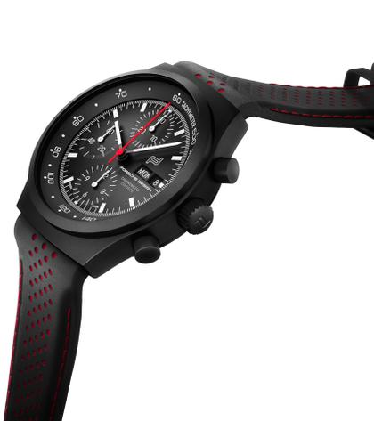 Porsche Design Chronograph 1 - Ennstal Classic 2023 Limited Edition – Herrenuhren Chronograph aus Titan und Titancarbid beschichtet. Das Gehäuse ist rund und schwarz. Das Lederarmband ist schwarz. Das Zifferblatt ist ein Index in schwarz. – Ansicht 4