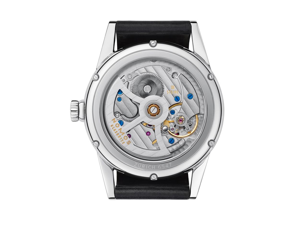 Nomos Glashütte Zürich Datum Automatik Edelstahl 40mm weißes Zifferblatt schwarzes Lederband – Herrenuhren Uhr mit Datum aus Edelstahl und Leder. Das Gehäuse ist rund und silber. Das Lederarmband ist schwarz. Das Zifferblatt ist ein Index in silber. – Ansicht 4