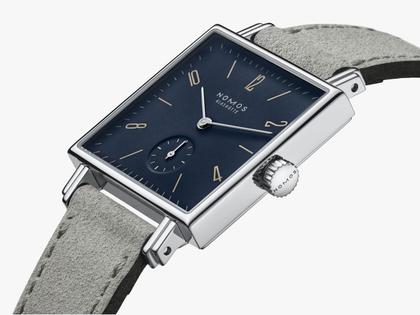 Nomos Glashütte Tetra Sinfonie Fidelio Handaufzug Edelstahl 29mm blaues Zifferblatt graues Lederband – Damenuhren Uhr ohne Datum aus Edelstahl. Das Gehäuse ist quadratisch und silber. Das Lederarmband ist grau. Das Zifferblatt ist arabisch Index und blau. – Ansicht 3