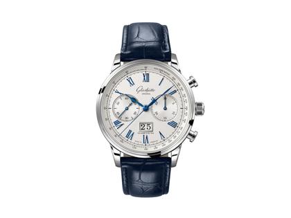 Glashütte Original Senator Chronograph Automatik Edelstahl 41mm weißes Zifferblatt  blaues Lederband – Herrenuhren Chronograph aus Edelstahl und Leder. Das Gehäuse ist rund und silber. Das Lederarmband ist blau. Das Zifferblatt ist römisch Index und silber.